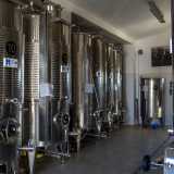 La cantina, ristrutturata nel 2006, si trova alla sinistra della masseria e ospita i silos in acciaio. Ogni cisterna conserva un certo tipo di vino, originario di diverse zone della vigna poste a differenti latitudini
